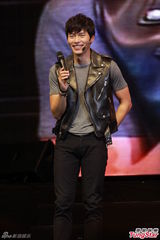 组图：韩星玄彬卖萌扮兔子 分享吻戏经验害羞