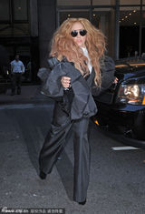 组图：Lady Gaga变母狮 另类泡泡袖西装抢镜