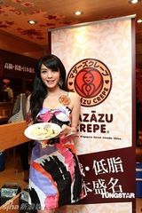 幻灯图：官恩娜提倡健康生活 活动展示烤薄饼技艺