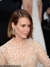 组图：第86届奥斯卡红毯 莎拉-保罗森短发知性