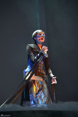 组图：李宇春上海巡演百变造型闪花眼