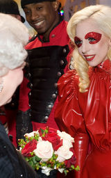 幻灯：Lady GaGa雷装出席皇家晚会 英女王忍俊不禁