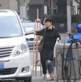 组图：马伊琍为女购绘画用品 文章不见踪影