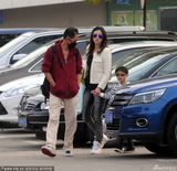 组图：王志文携妻儿现身全副武装 爱子紧贴妈妈