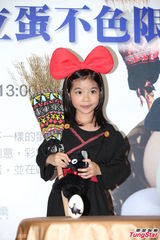 组图：乔乔cospaly化身小魔女 萌样超卡哇伊