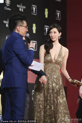 组图：林志玲金裙闪耀 极致低胸倾身显丰满