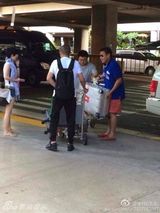 组图：文章马伊琍夏威夷受款待 不时耳语显亲密