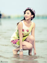 组图：毛晓彤海边写真 演绎清新恬淡逐浪女孩