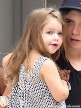 组图：辣妹全家出动健身 小七躲哥怀中安静乖巧