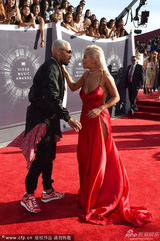 组图：克里斯-布朗黑超墨镜 热情相拥酷劲十足