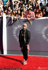 组图：克里斯-布朗黑超墨镜 热情相拥酷劲十足