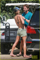 组图：“300勇士”与辣妹咬唇激吻贴身抚臀