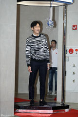 独家：崔丹尼尔宣传新片戴眼镜似哈利波特