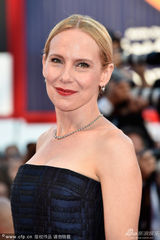 组图：威尼斯开幕红毯 艾米-莱安穿抹胸裙亮相