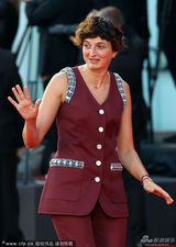 组图：威尼斯评委洛尔瓦彻现身 酒红裤装玩中性