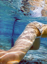 组图：NMB48成员泳池边湿身 玩制服诱惑露底裤