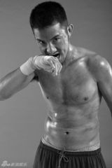 组图：赵健硬汉黑白写真“型”象深刻