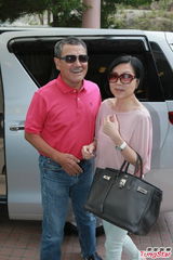 杨幂出院气色佳 刘恺威与爸妈提婴儿篮护驾(图)