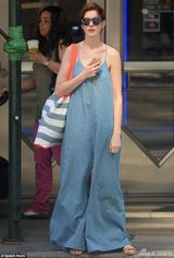 组图：海瑟薇超宽连体裤秀性感 背吉他拔腿就跑