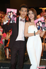 组图：炎亚纶李毓芬现身签书会 (炎亚纶遭讥整形关微博)