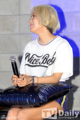 组图：T-ara孝敏银发热裤现身 秀健康运动身材