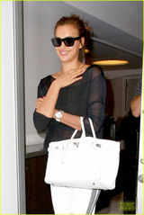 组图：C罗女友伊莲娜简约现身 美肌黑丝中隐现