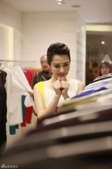 组图：许晴亮相时尚活动 靓丽俏皮人气爆棚