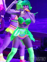 组图：水果姐凯蒂-佩里开唱变绿草仙子 古灵精怪爆乳吸睛