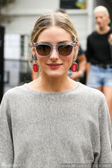 纽约名媛奥利维亚-帕勒莫灰裙踩细跟 流苏手包时尚(图)