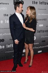 组图：安妮斯顿牵未婚夫赴首映 深情对望秀恩爱