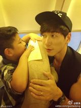 组图：张亮与郭涛父子录《爸爸2》 见面聊不停