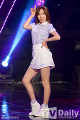 组图：女团f(x)夺冠 宋茜捧奖杯激动蹦跳