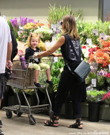 组图：阿尔芭带爱女购物 变家庭主妇星味儿全无