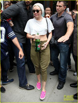 组图：麦莉-赛勒斯酷范潮装出街 卖萌自拍小内内