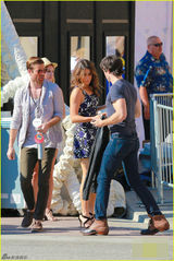 组图：伊恩天使之城亲吻女友 艳阳高照秀翘臀