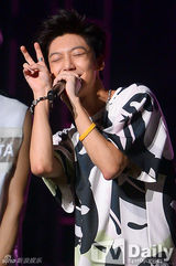 组图：众男团帅气大比拼 SHINee激情献唱