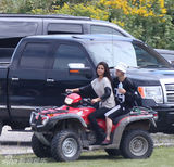 组图：贾斯汀-比伯/赛琳娜-戈麦斯复合狂秀恩爱 搂腰摸臀又熊抱