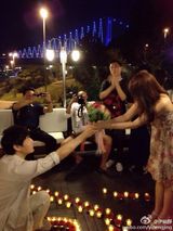 组图：秦昊向伊能静求婚 烟火下甜蜜接吻