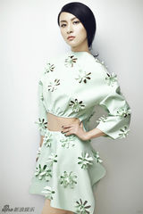 组图：贾青清新时尚大片 镂空雕花潮味十足
