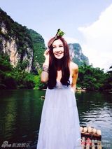 组图：48岁温碧霞与老公游桂林 低胸戴花仍美艳