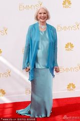 组图：艾伦-伯斯汀蓝衣优雅亮相艾美红毯