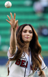 组图：梅根-福克斯为韩棒球赛开球 可爱卖萌