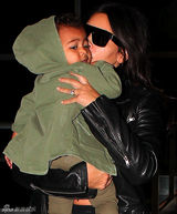 组图：金-卡戴珊深V秀半球 抱爱女甜蜜亲亲