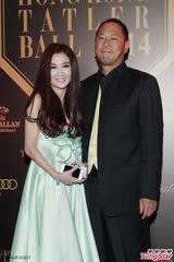 组图：48岁温碧霞低胸长裙美熟女 替