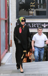 组图：Gaga黑色长袍裹头巾 墨镜外凸另类