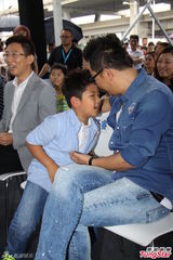 组图：郭涛携子站台 石头胆大公然整老爸