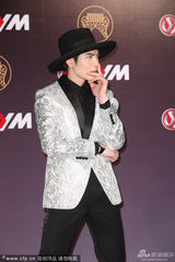 组图：萧敬腾复古宽檐帽 静若凤飞飞动如MJ