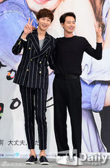 组图：孔孝真腿伤引注目 赵寅成温柔搀扶