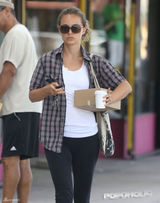 组图：娜塔莉-波特曼女神变快递员 臭脸竖中指