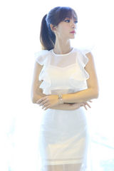 组图：柳岩纯白天使造型 大变活人玩古剑